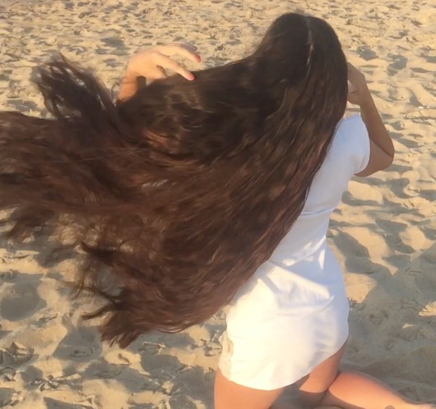 VIDEO - Mila´s hair play at the beach