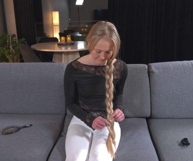 VIDEO - Blonde braid and hair flips