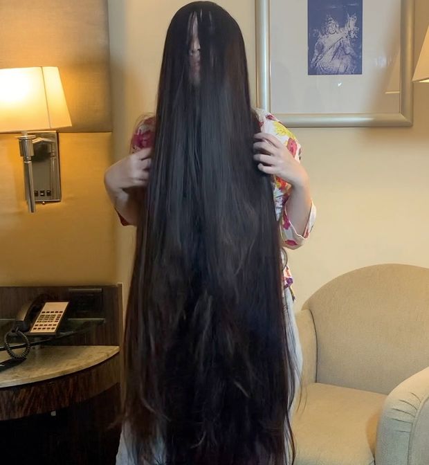 VIDEO - Neha&#x27;s extreme long hair show