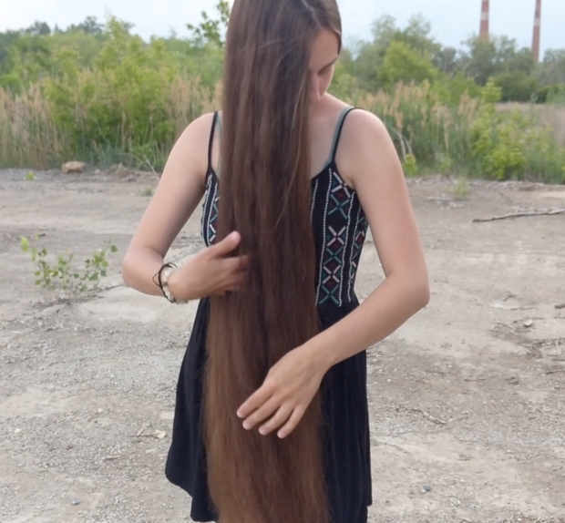 VIDEO - Displaying her massive mane in the wind