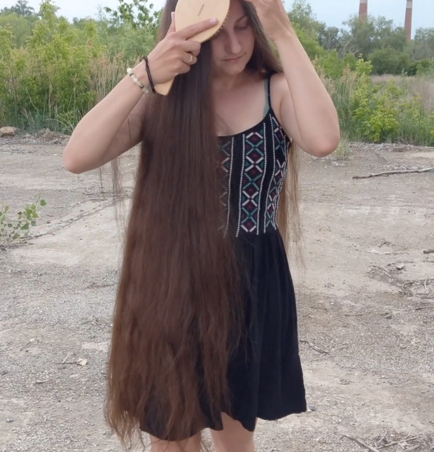 VIDEO - Displaying her massive mane in the wind
