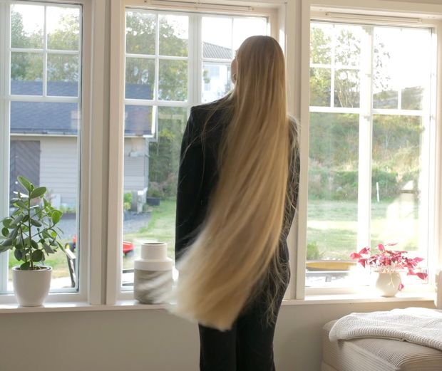 VIDEO - Extremely perfect thigh length hair