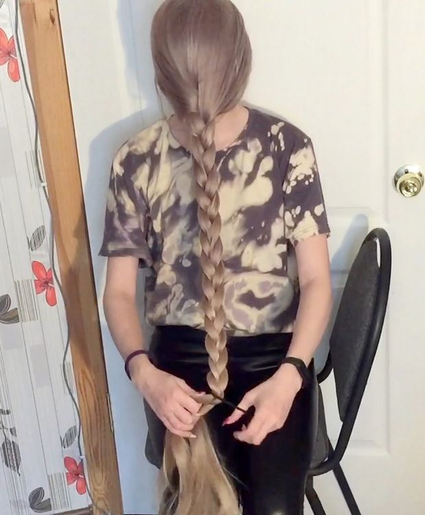 VIDEO - The blonde with the silky hair