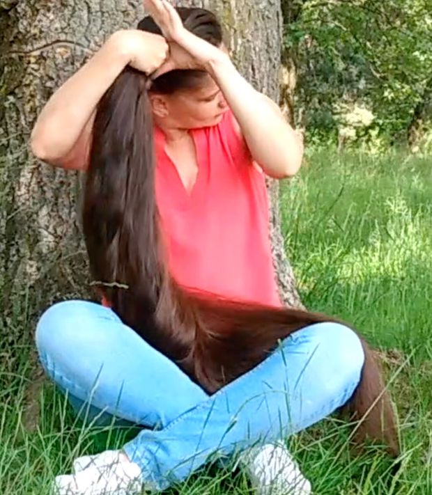 VIDEO - Super long hair by the tree
