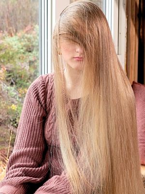 VIDEO - Perfect hair play by the window