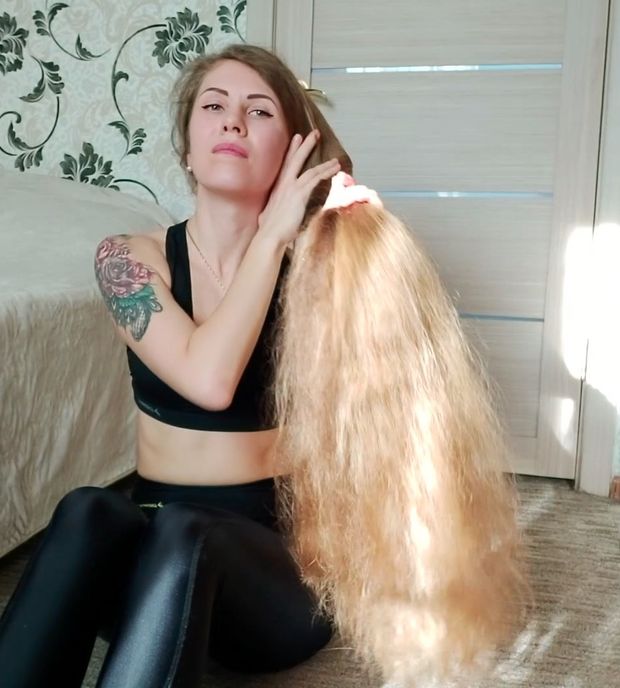 VIDEO - Extreme hair smelling