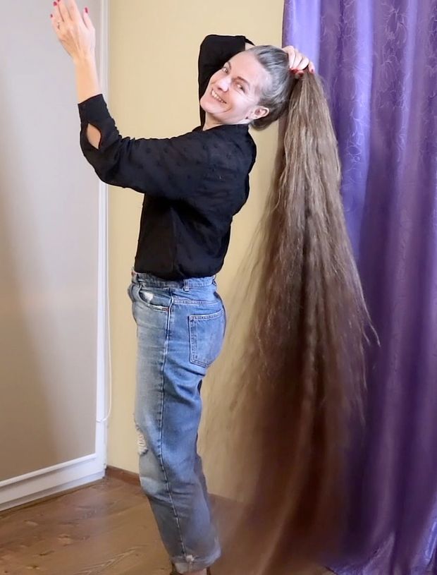 VIDEO - Extreme hair length is her passion