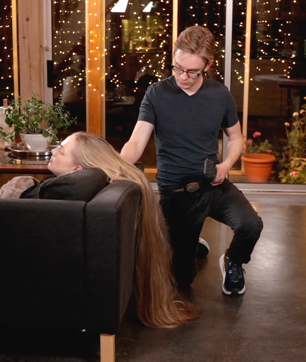 VIDEO - A lot of blonde hair to play with
