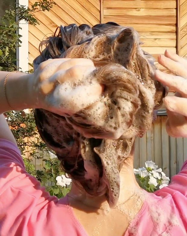 VIDEO - Tons of shampoo for very long blonde hair