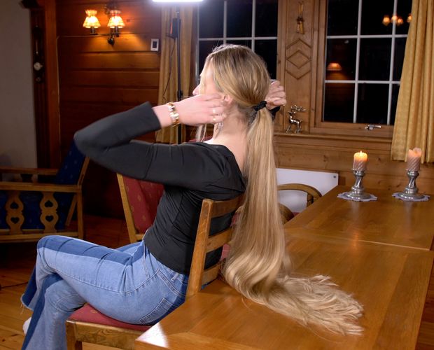 VIDEO - The big ponytail vs. the table