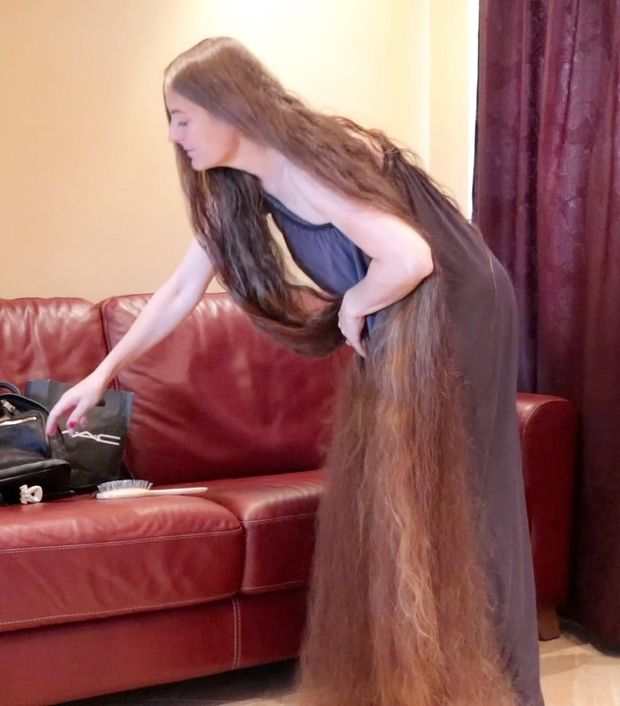 VIDEO - Rapunzel getting ready for the evening