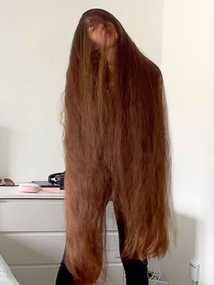 VIDEO - Lots of hair in front of her face