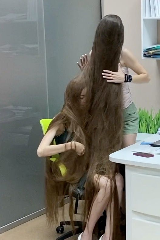 VIDEO - The office woman with super long hair