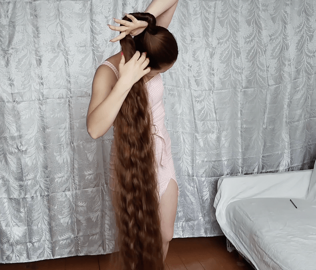 VIDEO - Margarita&#x27;s super long, creative hair play