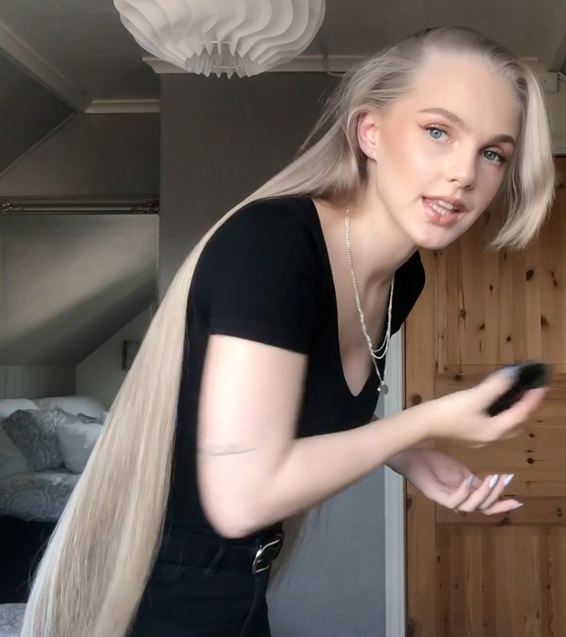 VIDEO - Victoria&#x27;s ponytail