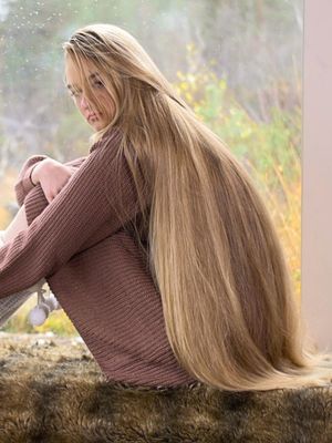 VIDEO - Luxurious hair play and display