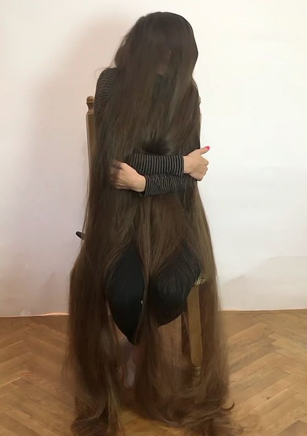 VIDEO - Super silky floor length hair