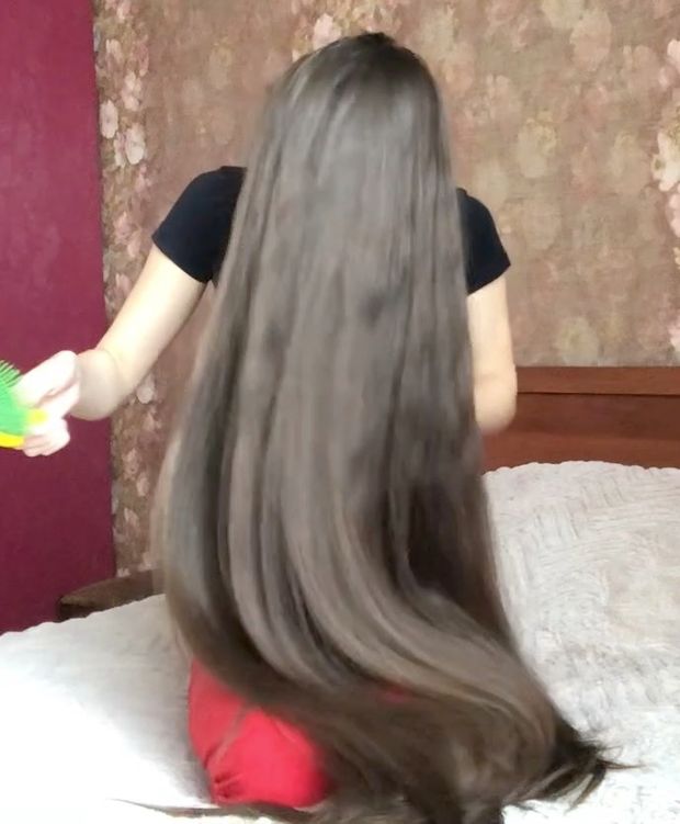 VIDEO - Super soft bundrops in front of her face