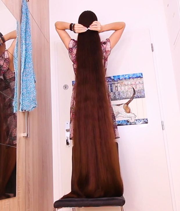 VIDEO - Extreme hair in front of her face