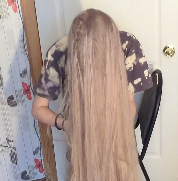 VIDEO - The blonde with the silky hair