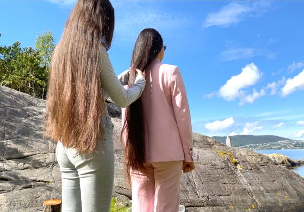 VIDEO - Two sisters by the sea