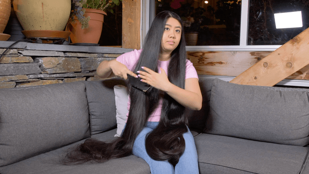 VIDEO - Rapunzel brushing in the sofa