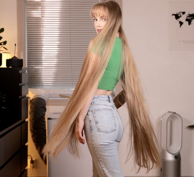 VIDEO - Super beautiful blonde Rapunzel