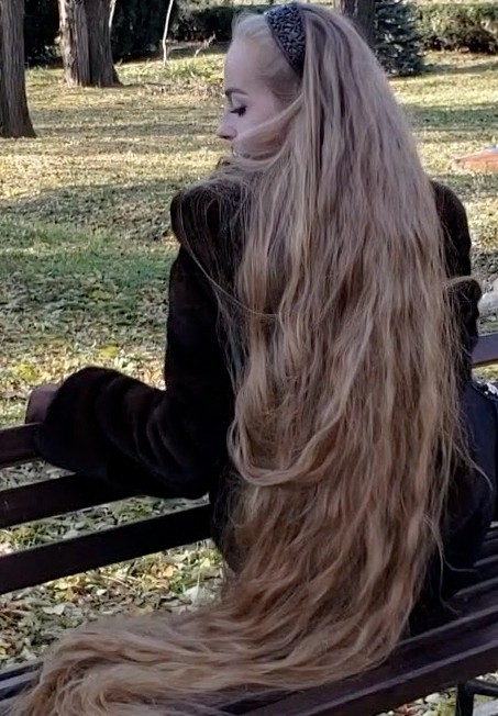 VIDEO - Blonde Rapunzel in the park