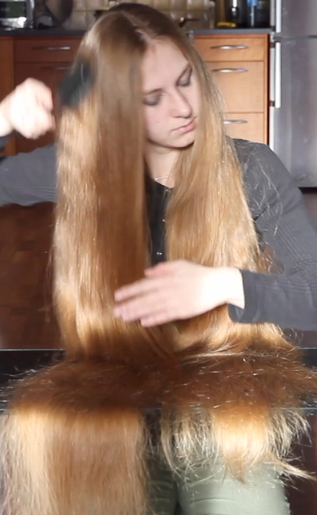 VIDEO - Rakel&#x27;s table hair play