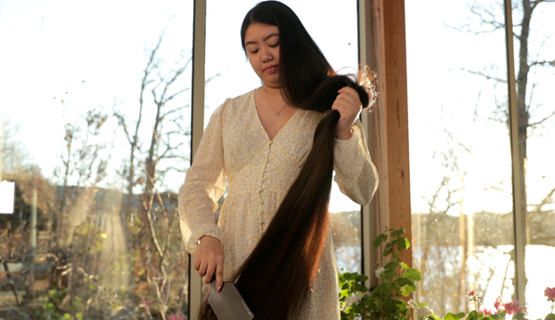 VIDEO - Isabell brushing her very long hair