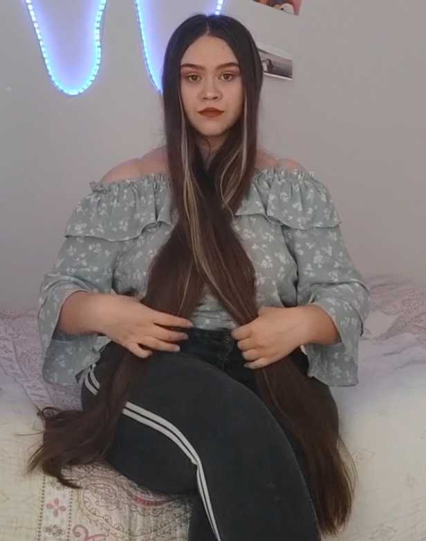 VIDEO - Her daily hair play