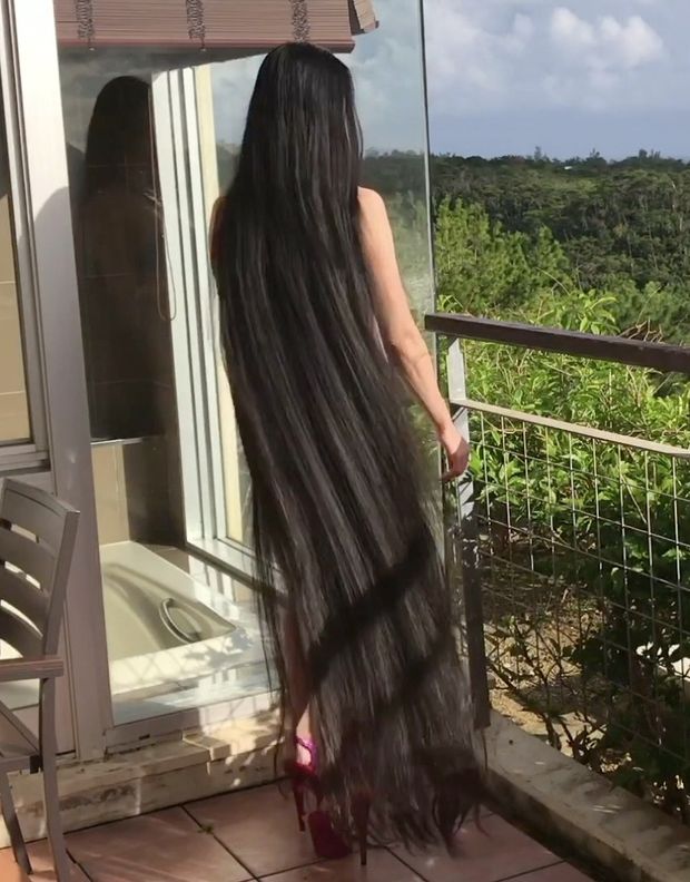 VIDEO - Floor length hair paradise