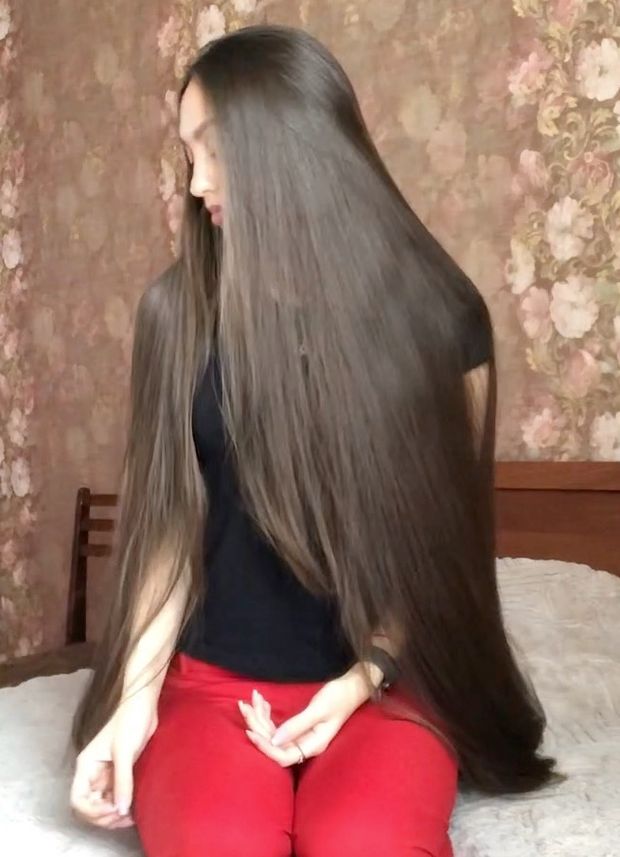 VIDEO - Super soft bundrops in front of her face