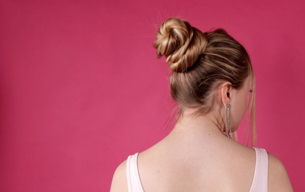 VIDEO - The ponytail and bun show perfection on pink