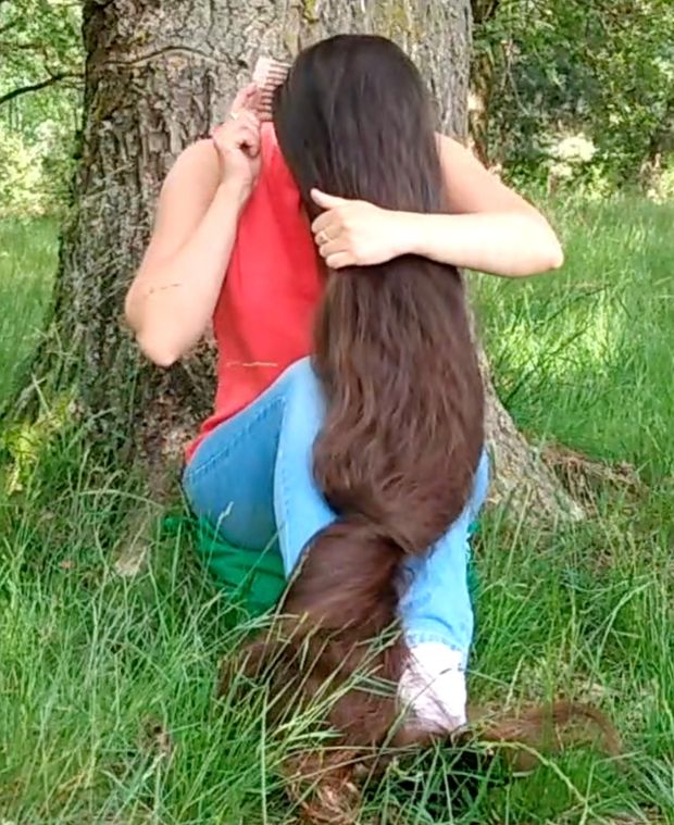 VIDEO - Super long hair by the tree