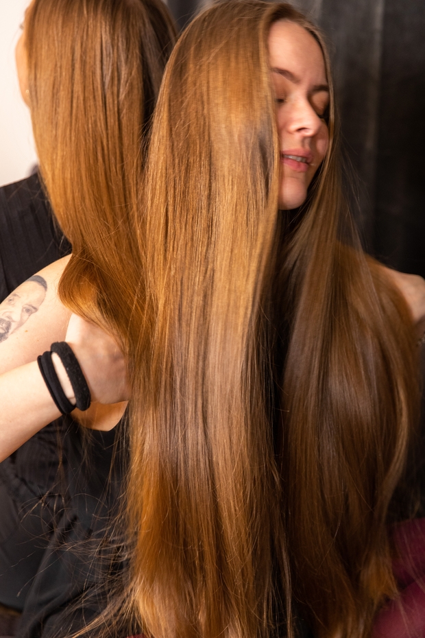 PHOTO SET - Celina&#x27;s hair over Natalie&#x27;s shoulders photoshoot