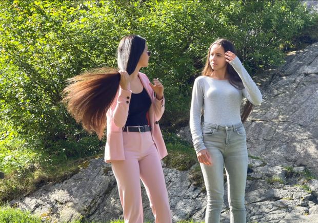 VIDEO - Two sisters by the sea