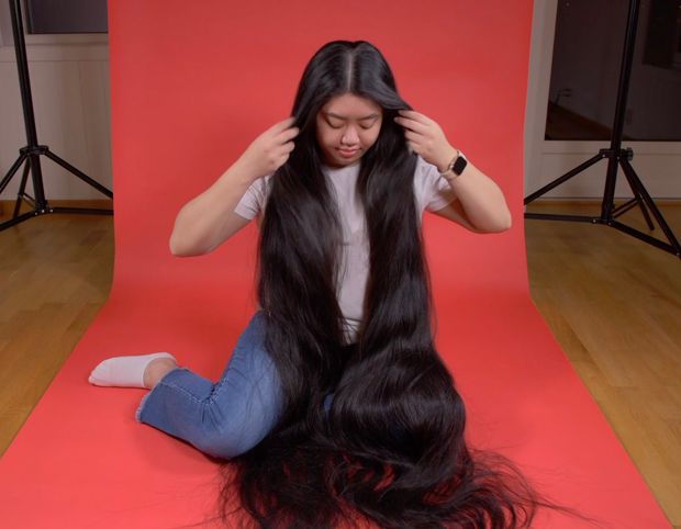 VIDEO - Really long black hair on red