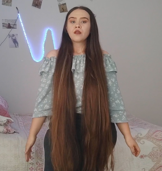 VIDEO - Her daily hair play