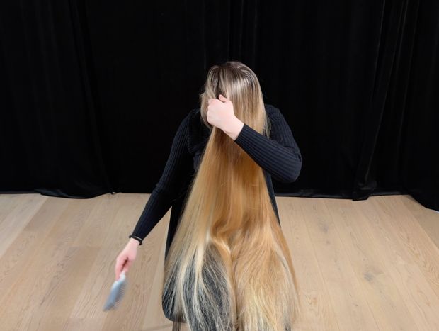 VIDEO - Perfect blonde hair length display and brushing in lap (part 2)
