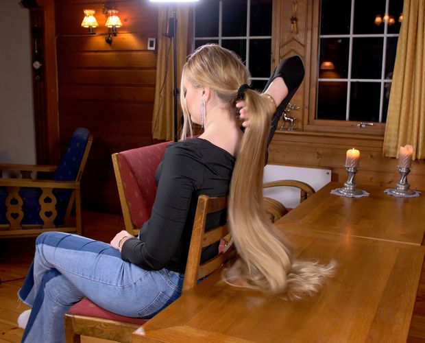 VIDEO - The big ponytail vs. the table