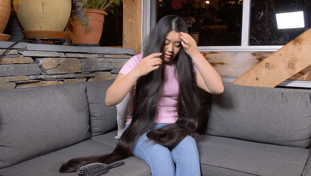 VIDEO - Rapunzel brushing in the sofa