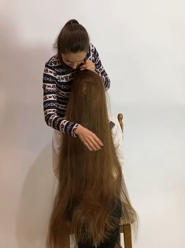 VIDEO - Extreme floor length hair play with friend