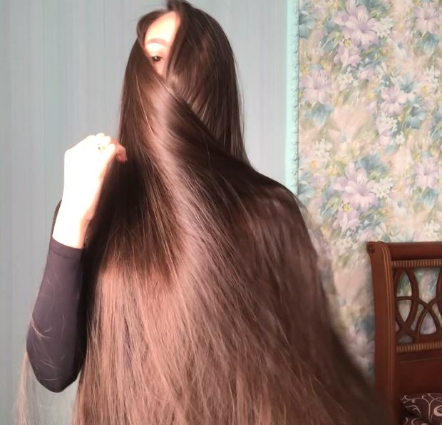 VIDEO - Alina&#x27;s long hair covering and smelling