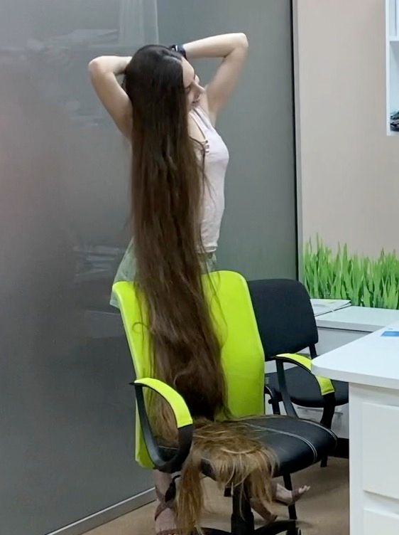 VIDEO - The office woman with super long hair