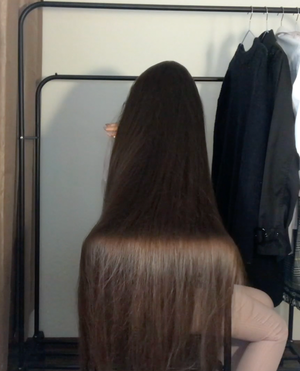 VIDEO - A silky, long, dark mane