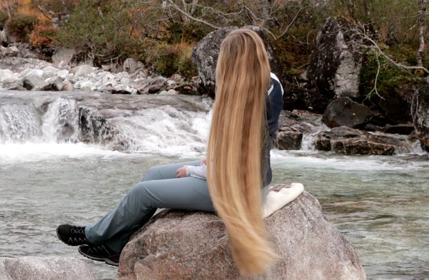 VIDEO - A walk to the mountain river