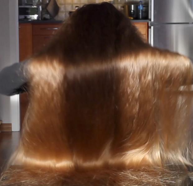 VIDEO - Rakel&#x27;s table hair play