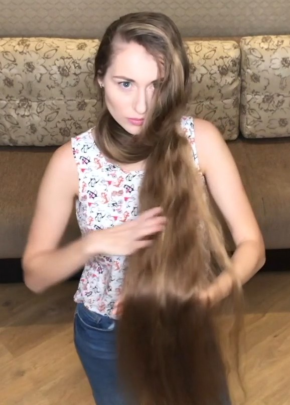 VIDEO - Katerina&#x27;s high ponytail