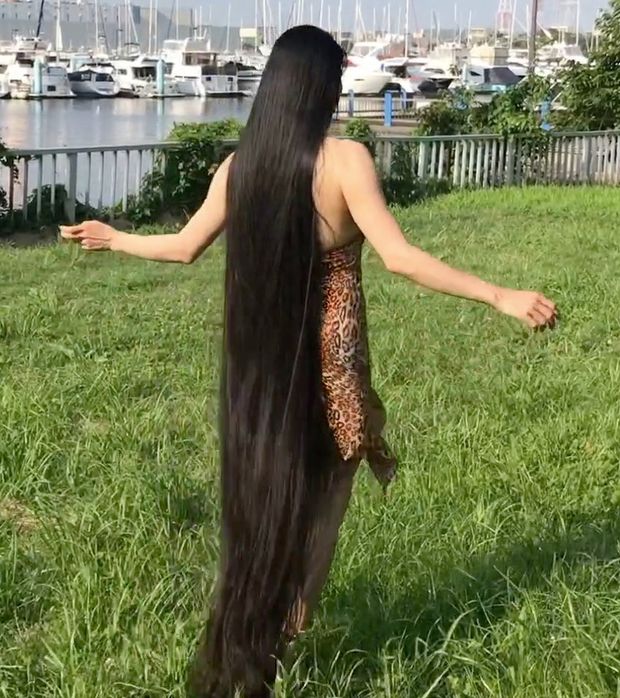 VIDEO - The longest black hair you have ever seen